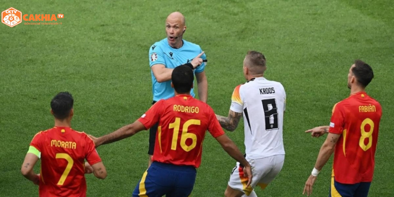 Tây Ban Nha là đội tuyển gắn với nhiều ký ức đặc biệt của Anthony Taylor